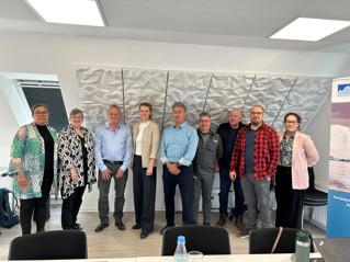 Billede af deltagere ved beskæftigelsesministerens besøg i Grønland